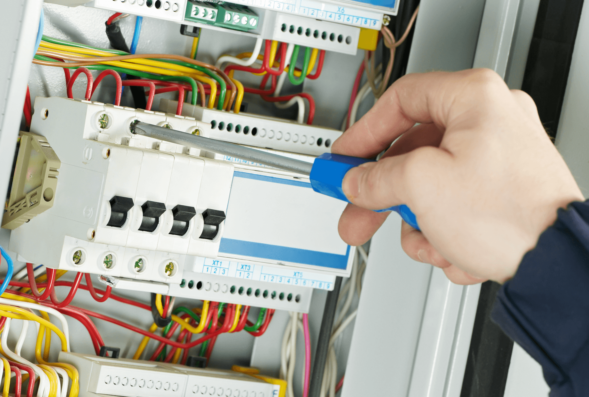 Wartung und Prüfung ortsfester elektrischer Anlagen – Ein starkes Duo