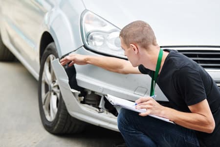 Hochqualifizierter Fahrzeuggutachter und Bewertungsanalyst