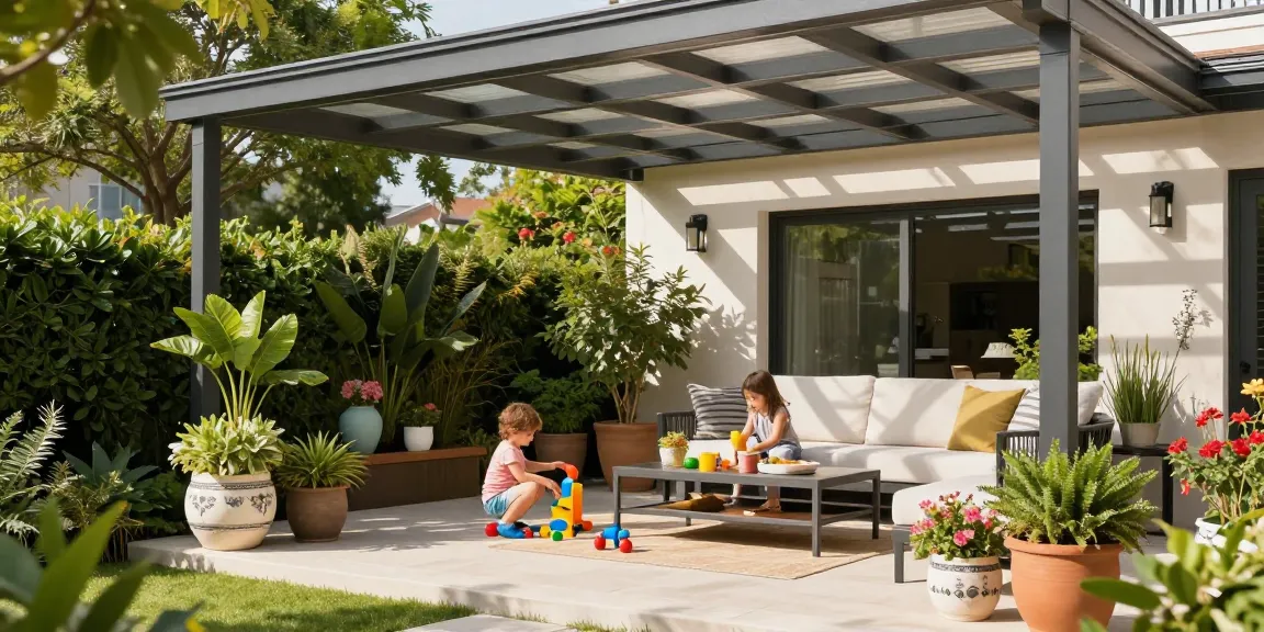 Familie genießt Zeit auf der Terrasse unter einer modernen Terrassenüberdachung.