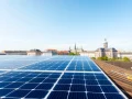 Die Pv anlage kosten wien zeigen eine moderne Solaranlage auf einem Wohnhaus in Wien.